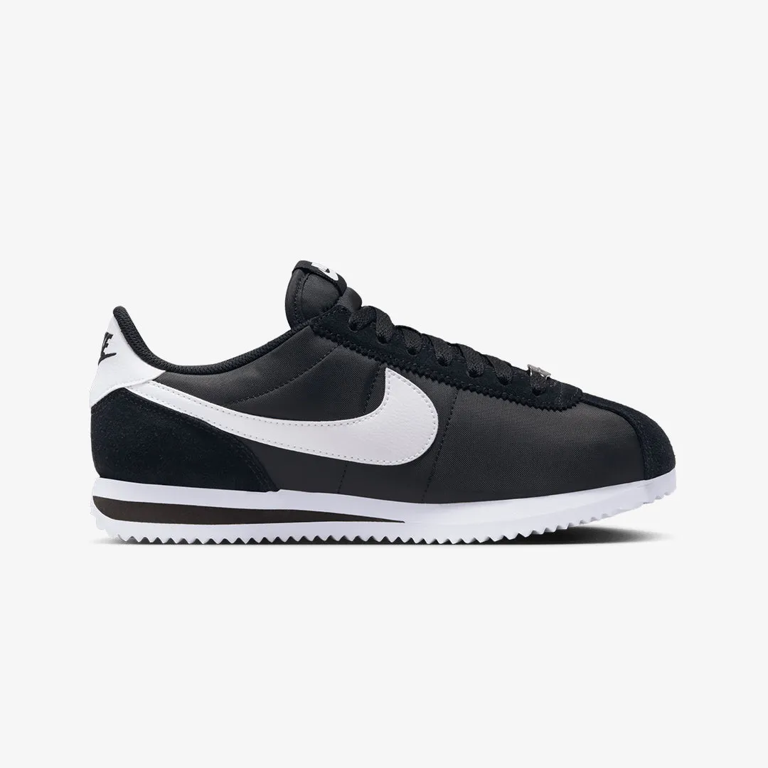 Nike | WMN'S CORTEZ TXT  { BLACK/WHITE