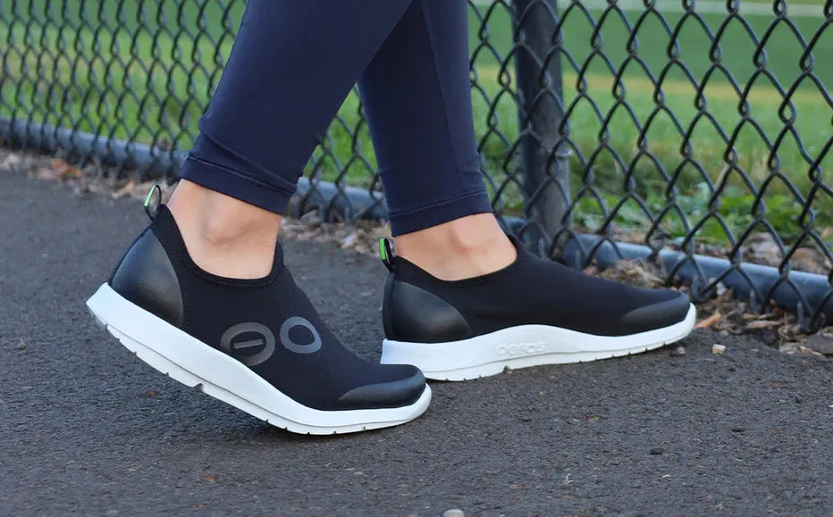 WOMEN'S OOFOS OOMG SPORT LOW SHOE | WHITE / BLACK